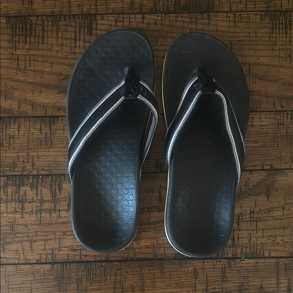 Vionic Black and White Flip Flop Sandals with Dual-Band Design